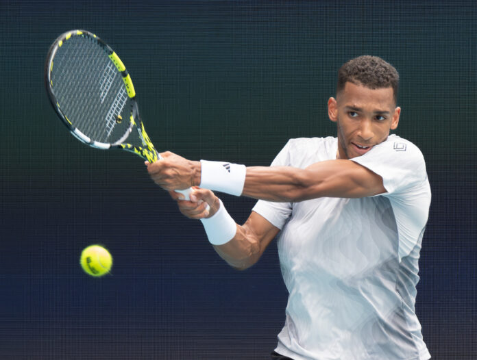 Felix Auger-Aliassime return at the Miami Open