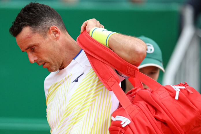 Roberto Bautista Agut leaving the court