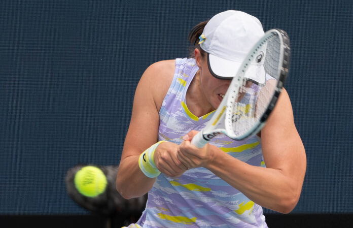 Swiatek heating a return shot at the MIami Open