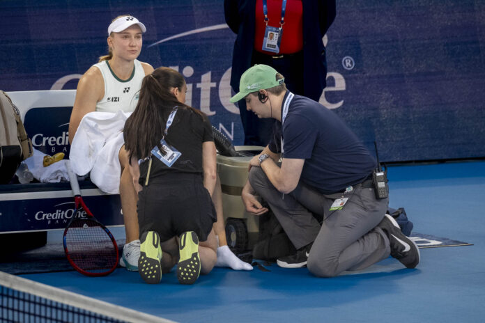Rybakina getting her ankle looked at during her match with Swiatek at the Cincinnati Open 2026