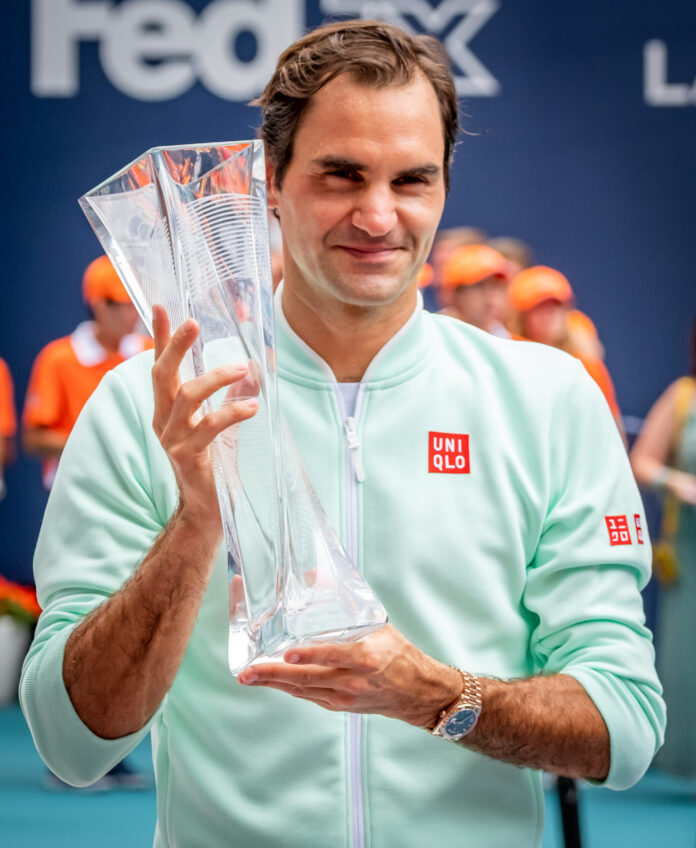 Roger Federer holding trophy after winning the Miami Open