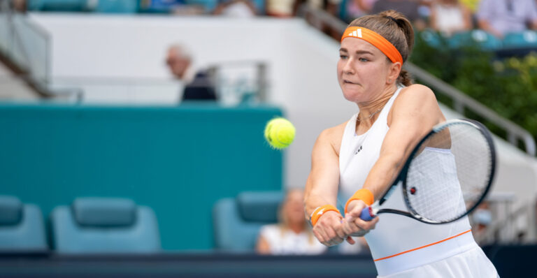 Muchova Holds the Last WTA Finals Place Without Playing Ningbo, and Swiatek Arrives With a Bandaged Left Thigh
